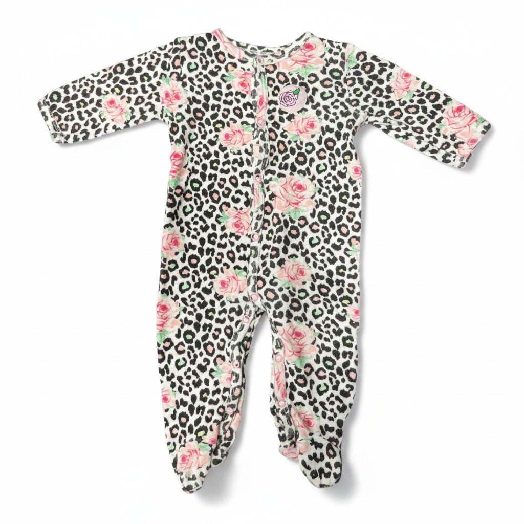 Pijama Betsey Johnson Rosado Rosas 3-6 meses sobre fondo blanco