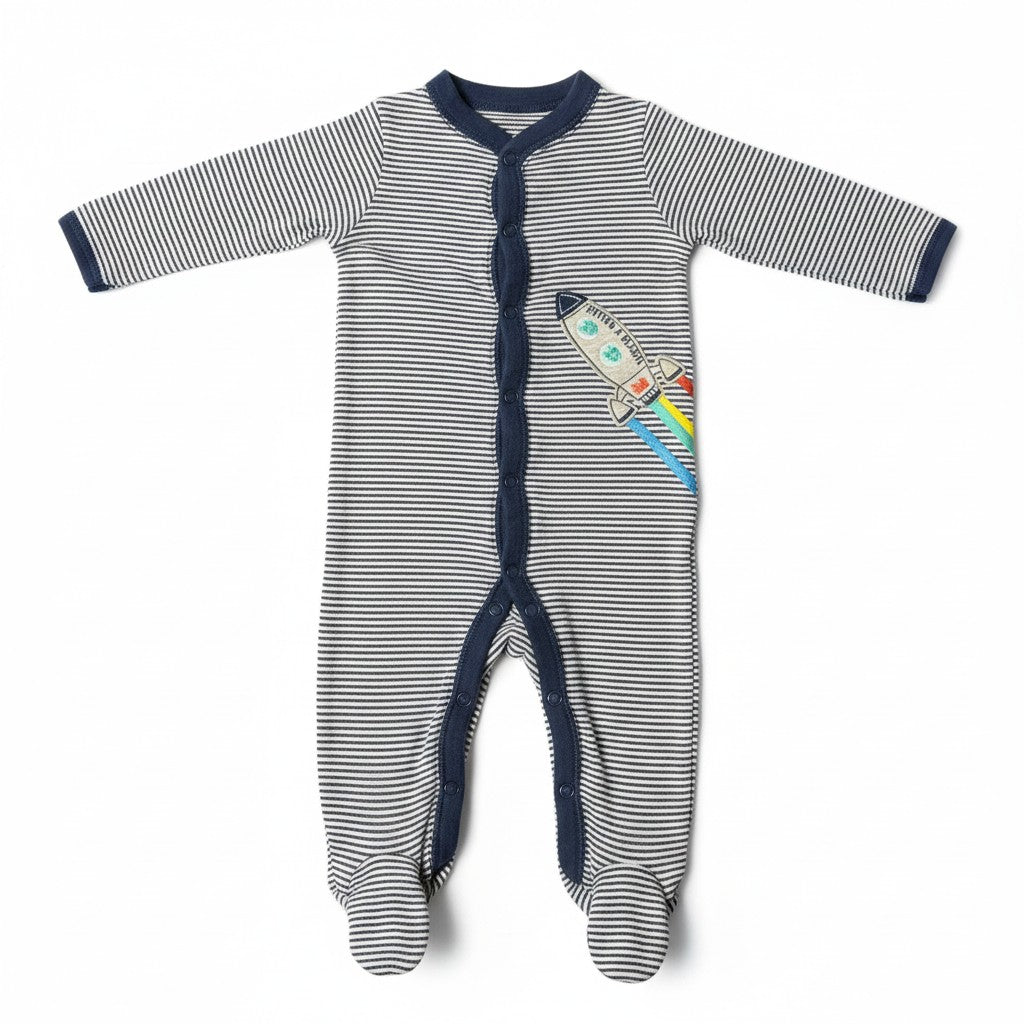 Pijama Carter's Amarillo 6 meses sobre fondo blanco