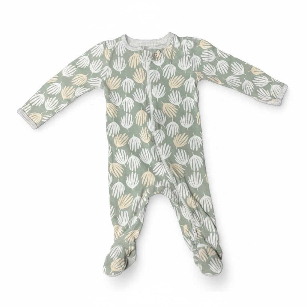 Pijama Child of Mine by Carter's León 12 meses sobre fondo blanco