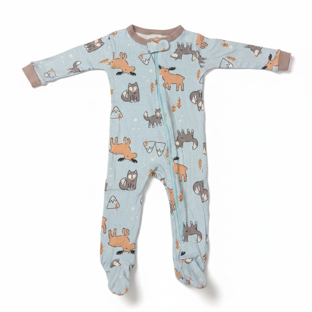 Pijama Gerber Celeste 3-6 meses sobre fondo blanco