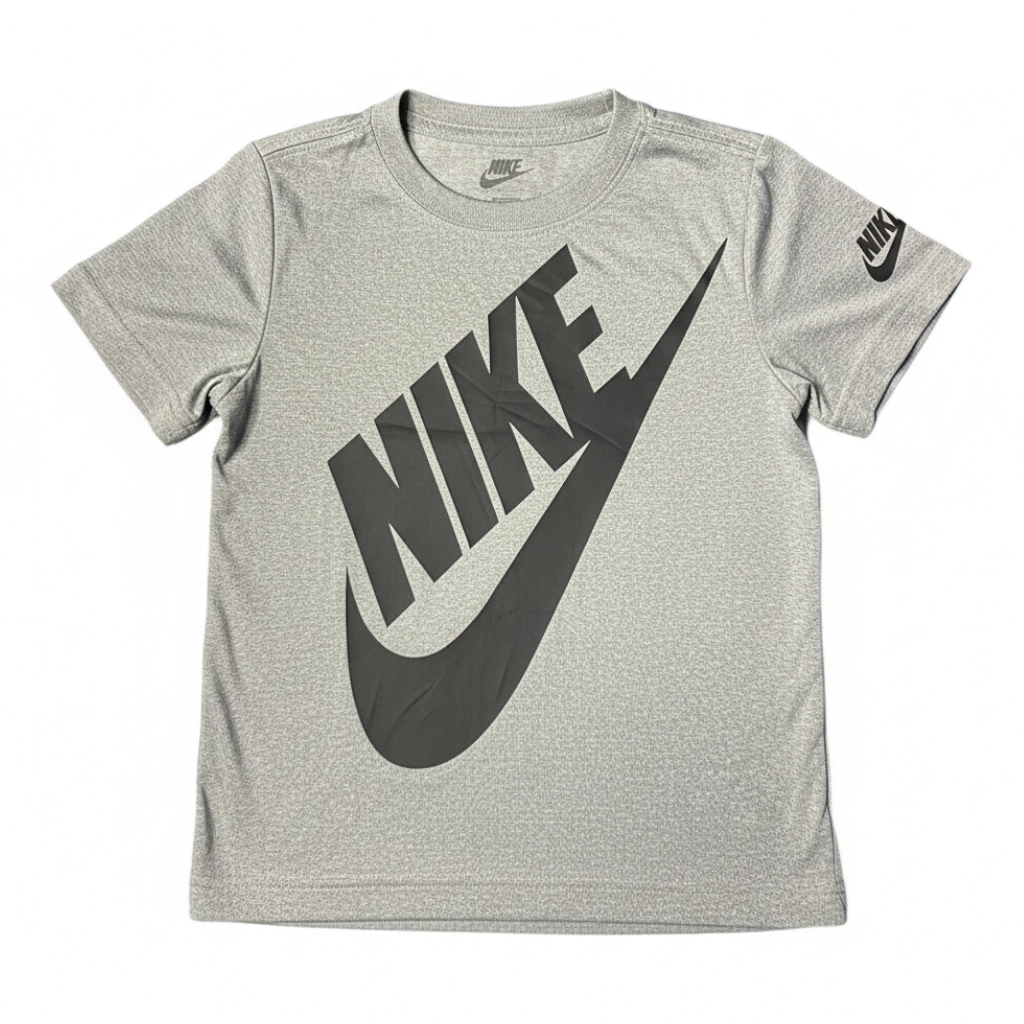 Polera Nike Gris 5-6 años seleccionada por NÜVA